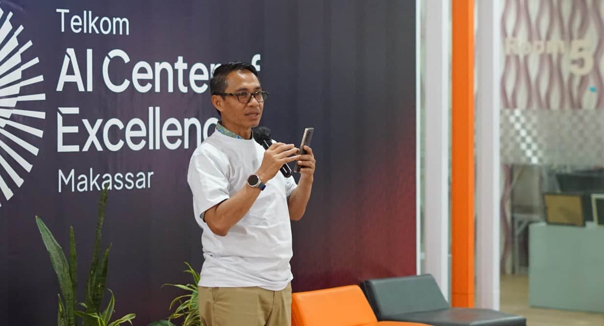 Direktur IT Digital Telkom Faizal Rochmad Djoemadi memberikan sambutan dalam agenda kunjungan kerja ke AI Center Makassar beberapa waktu lalu.