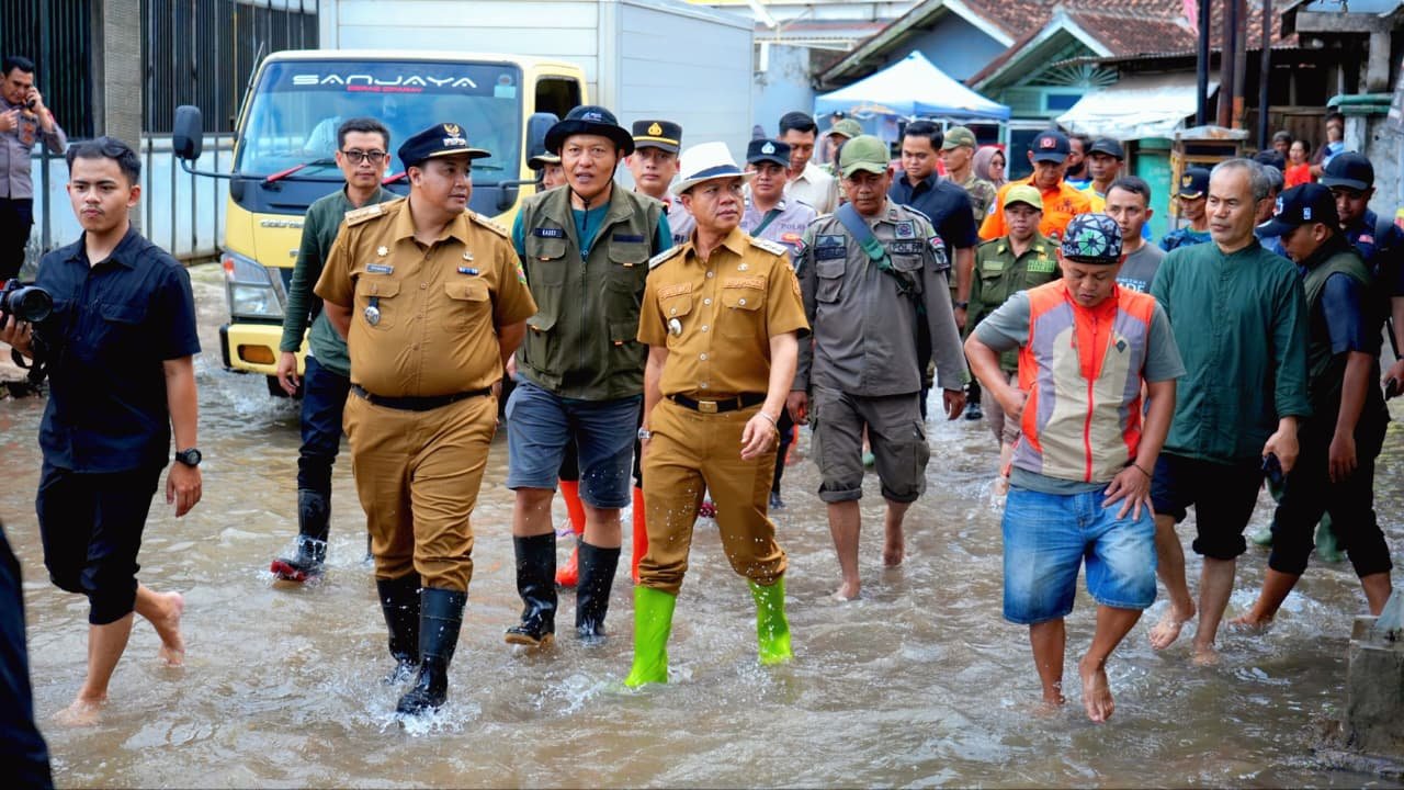 Gerak Cepat! KDS Turun Langsung ke Lokasi Banjir dan Permukiman Terdampak Angin Kencang di Kabupaten Bandung Gerak Cepat! KDS Turun Langsung ke Lokasi Banjir dan Permukiman Terdampak Angin Kencang di Kabupaten Bandung