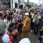 Ratusan Warga dan Pelajar Kejar KDS untuk Bersalaman dan Foto Bersama. (Sumber: Diskominfo Kabupaten Bandung) Ratusan Warga dan Pelajar Kejar KDS untuk Bersalaman dan Foto Bersama. (Sumber: Diskominfo Kabupaten Bandung)