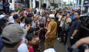 Ratusan Warga dan Pelajar Kejar KDS untuk Bersalaman dan Foto Bersama. (Sumber: Diskominfo Kabupaten Bandung)