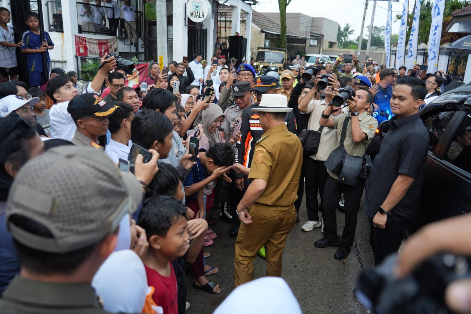 Ratusan Warga dan Pelajar Kejar KDS untuk Bersalaman dan Foto Bersama. (Sumber: Diskominfo Kabupaten Bandung)
