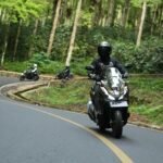 Hindari Menarik Gas Saat Menahan Motor di Tanjakan