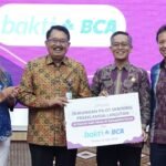 WhatsApp Image 2026-04-23 at 16.09.26 BCA Salurkan Bantuan Alat Deteksi Dini Preeklamsia - Direktur PT Bank Central Asia Tbk (BCA) Antonius Widodo Mulyono (kedua dari kiri) didampingi EVP Corporate Communication & Social Responsibility BCA Hera F. Haryn (paling kiri) secara simbolis menyalurkan bantuan satu paket alat deteksi dini preeklamsia