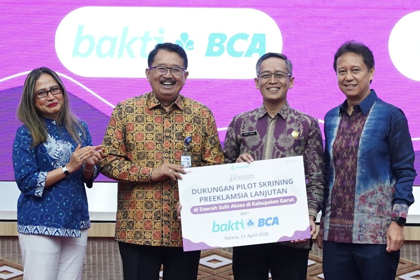 BCA Salurkan Bantuan Alat Deteksi Dini Preeklamsia - Direktur PT Bank Central Asia Tbk (BCA) Antonius Widodo Mulyono (kedua dari kiri) didampingi EVP Corporate Communication & Social Responsibility BCA Hera F. Haryn (paling kiri) secara simbolis menyalurkan bantuan satu paket alat deteksi dini preeklamsia
