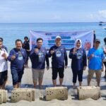 Telkom menyelenggarakan program konservasi lingkungan melalui penanaman 10.000 mangrove dan transplantasi 2.000 terumbu karang di Pantai Pandanan, Desa Malaka, Kecamatan Pemenang, Kabupaten Lombok Utara, Nusa Tenggara Barat, Kamis (23/4).
