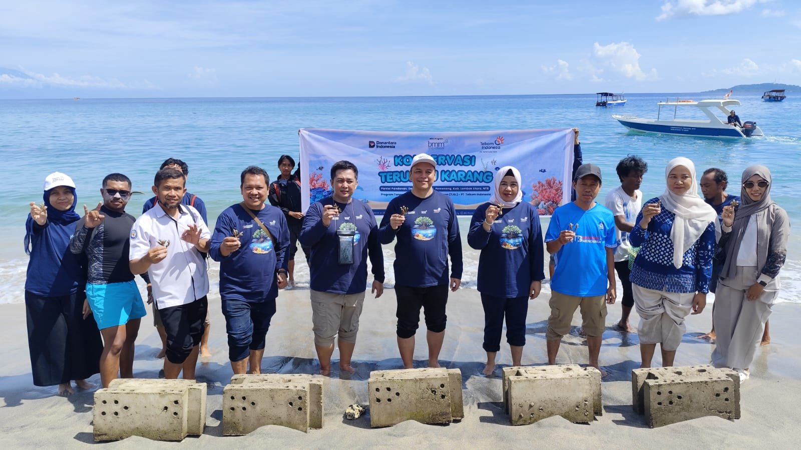 Telkom menyelenggarakan program konservasi lingkungan melalui penanaman 10.000 mangrove dan transplantasi 2.000 terumbu karang di Pantai Pandanan, Desa Malaka, Kecamatan Pemenang, Kabupaten Lombok Utara, Nusa Tenggara Barat, Kamis (23/4). Telkom menyelenggarakan program konservasi lingkungan melalui penanaman 10.000 mangrove dan transplantasi 2.000 terumbu karang di Pantai Pandanan, Desa Malaka, Kecamatan Pemenang, Kabupaten Lombok Utara, Nusa Tenggara Barat, Kamis (23/4).