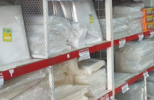 Harga Plastik Naik Drastis di Bandung, Pedagang Dilema: Naikkan Harga atau Kehilangan Pembeli?