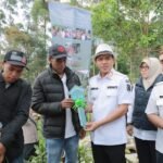 Bupati Bandung Kang Dadang Supriatna (KDS) menyerahkan rumah layak huni kepada pasangan Ato dan Desi warga Desa Tribakti Mulya, Kecamatan Pangalengan, Kabupaten Bandung.
