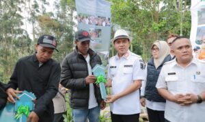 Bupati Bandung Kang Dadang Supriatna (KDS) menyerahkan rumah layak huni kepada pasangan Ato dan Desi warga Desa Tribakti Mulya, Kecamatan Pangalengan, Kabupaten Bandung.