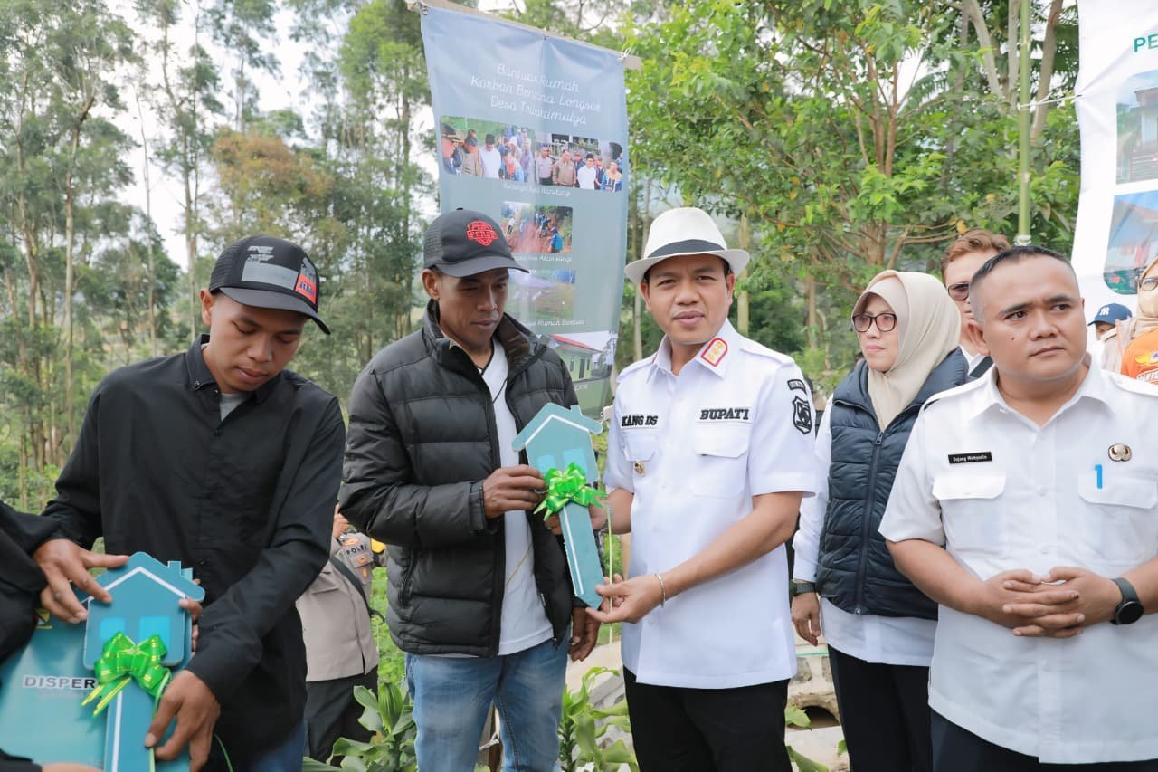 Bupati Bandung Kang Dadang Supriatna (KDS) menyerahkan rumah layak huni kepada pasangan Ato dan Desi warga Desa Tribakti Mulya, Kecamatan Pangalengan, Kabupaten Bandung.