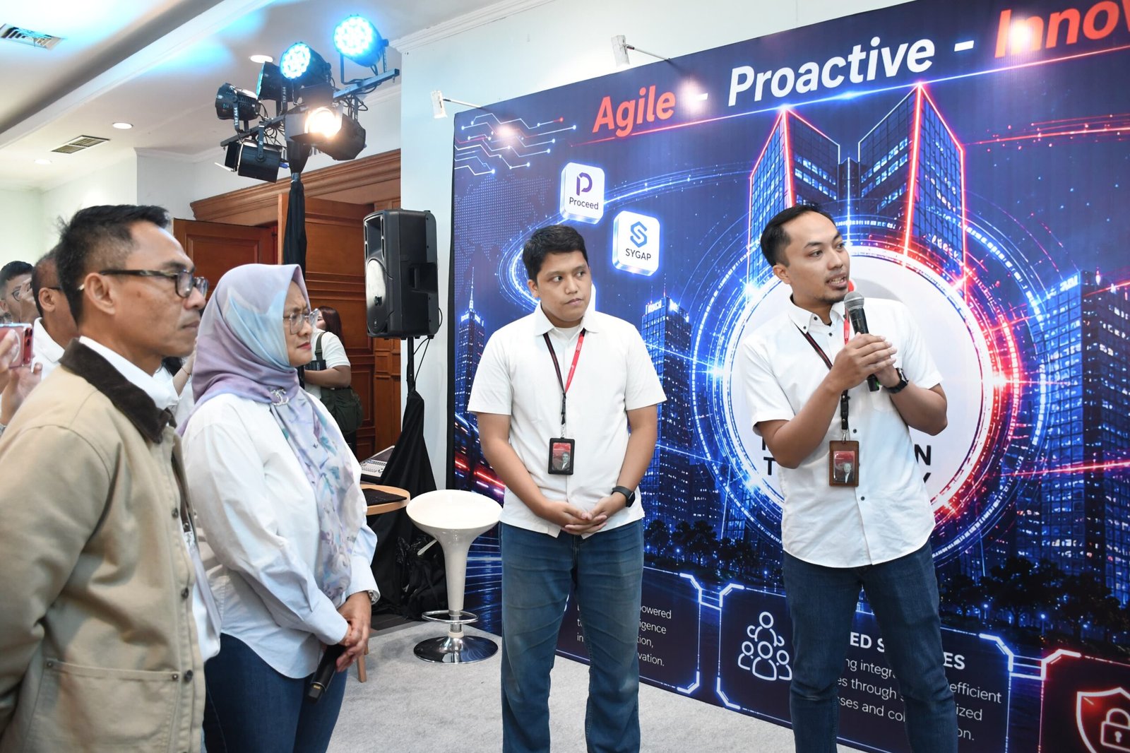Direktur Utama Telkom Dian Siswarini (kedua dari kiri) dan Direktur IT Digital Telkom Faizal Rochmad Djoemadi (paling kiri) turut hadir mengunjungi area eksibisi dan meninjau langsung kesiapan teknologi yang dikembangkan oleh ekosistem AI TelkomGroup dalam agenda ITD Summit 2026.