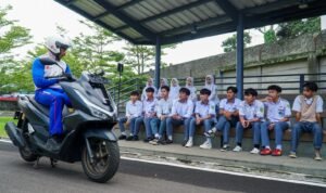 WhatsApp Image 2026-05-06 at 17.35.25 (1) ntusiasme peserta terlihat dalam sesi praktek edukasi safety riding, memperkuat pemahaman akan pentingnya keselamatan dan tanggung jawab berkendara.