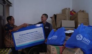 Pekerja BRI Region 9 Bandung Salurkan Bantuan Sembako bagi Korban Kebakaran di Ciseureuh