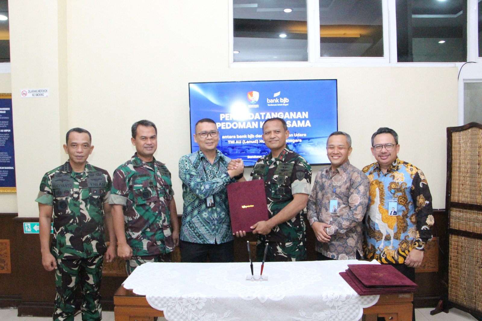 bank bjb Perkuat Sinergi dengan Lanud Husein Sastranegara melalui Penandatanganan Pedoman Kerjasama bank bjb Perkuat Sinergi dengan Lanud Husein Sastranegara melalui Penandatanganan Pedoman Kerjasama