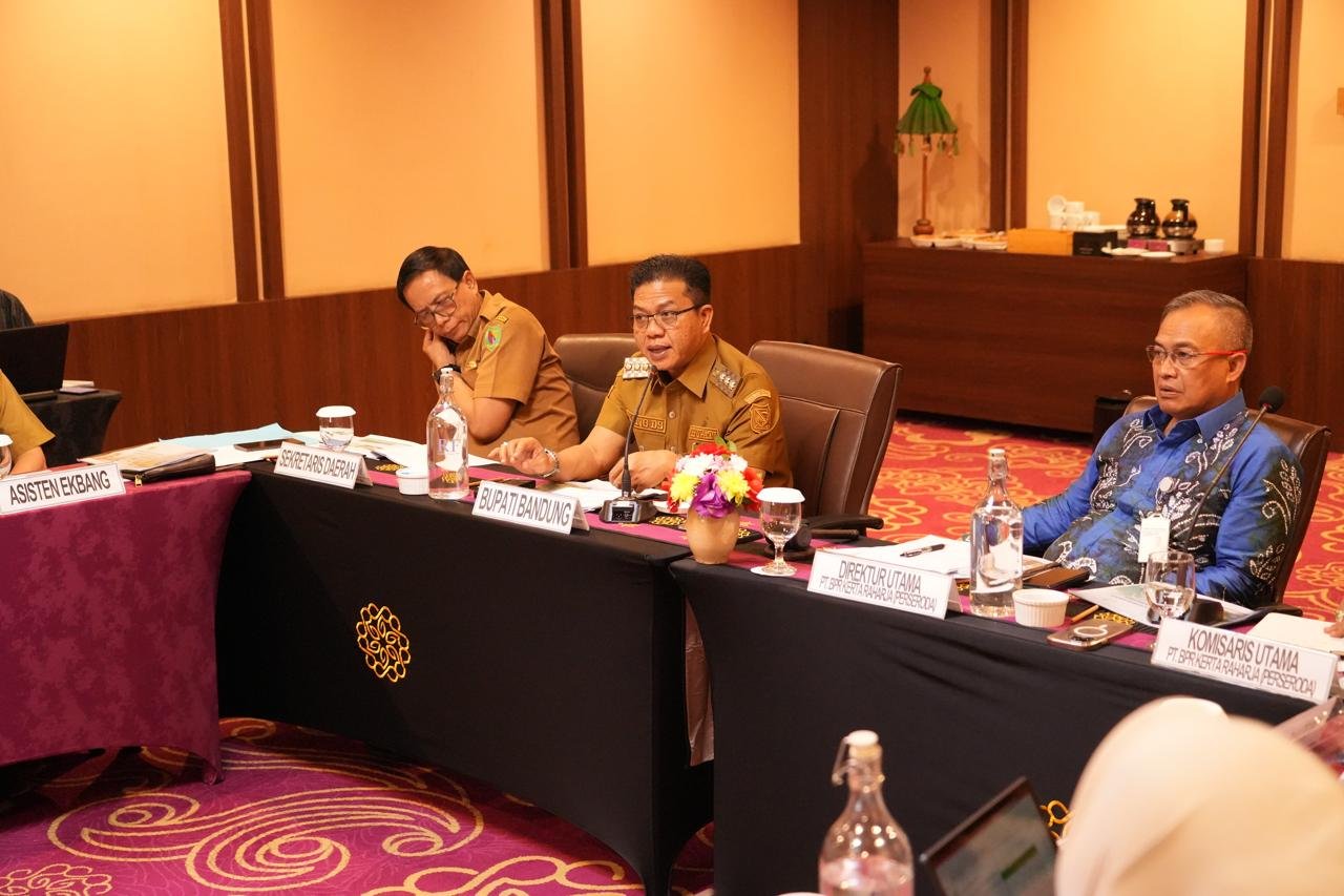 KDS Kang DS (KDS) menghadiri sekaligus membuka Rapat Umum Pemegang Saham (RUPS) PT BPR Kertaraharja Tahun Buku 2025 yang digelar di Hotel Grand Sunshine Soreang, Senin (22/6/2026).
