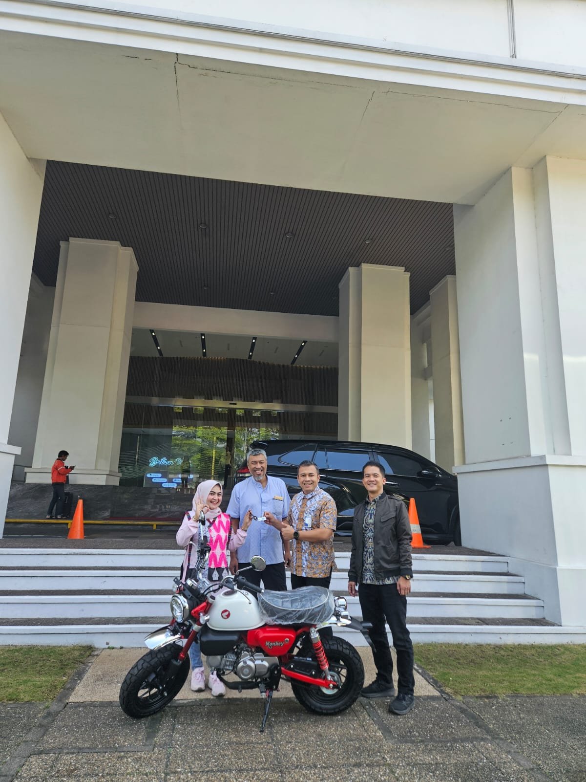 Apresiasi Loyalitas Merchant, BRI Regional Office 09 Bandung Serahkan Hadiah Motor Honda Monkey kepada Pemenang Program Merchant Lucky Ride Apresiasi Loyalitas Merchant, BRI Regional Office 09 Bandung Serahkan Hadiah Motor Honda Monkey kepada Pemenang Program Merchant Lucky Ride