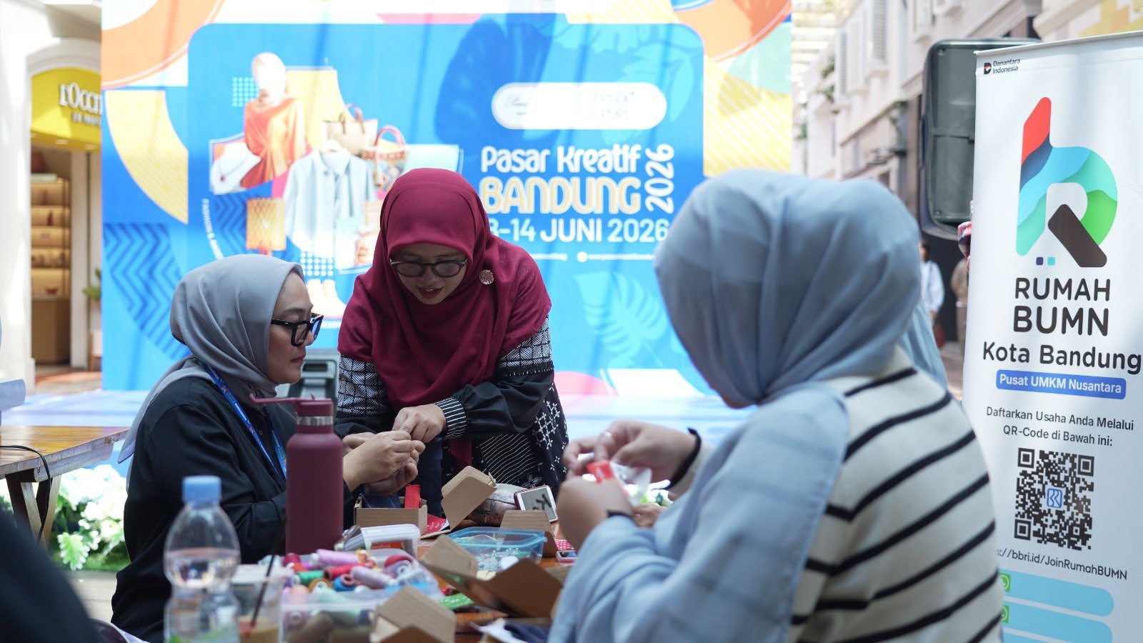 Dari Peserta Inkubasi Jadi Mentor: Acuksae Harumkan Nama Rumah BUMN BRI Bandung di Pasar Kreatif Bandung PVJ, Sukses Gelar Workshop Wastra Berkelanjutan Dari Peserta Inkubasi Jadi Mentor: Acuksae Harumkan Nama Rumah BUMN BRI Bandung di Pasar Kreatif Bandung PVJ, Sukses Gelar Workshop Wastra Berkelanjutan