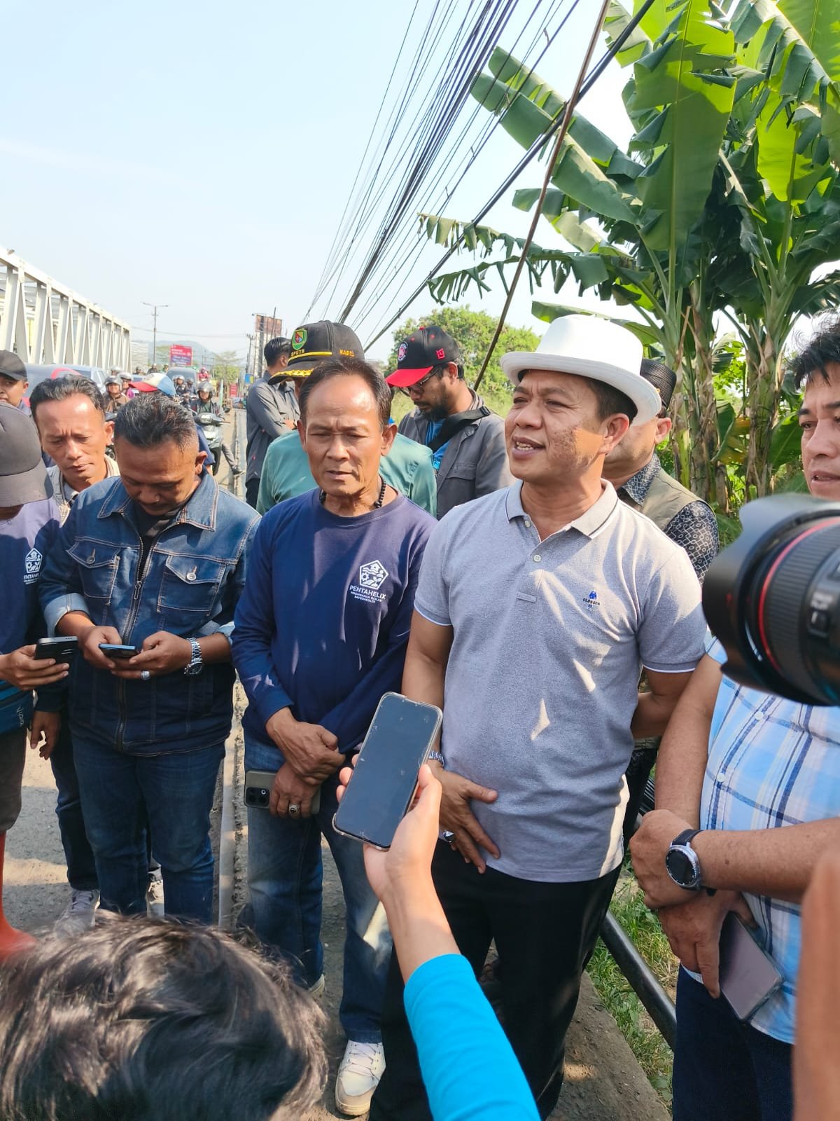 Tinjau Titik Rawan Banjir, KDS Siapkan Solusi Nyata Atasi Banjir Dayeuhkolot Tinjau Titik Rawan Banjir, KDS Siapkan Solusi Nyata Atasi Banjir Dayeuhkolot
