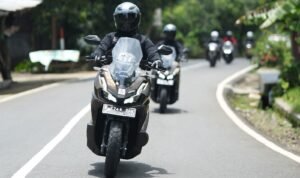 Tips Aman Menyalip Kendaraan di Jalan Raya