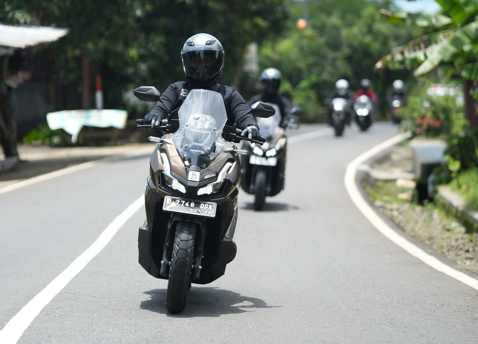 Tips Aman Menyalip Kendaraan di Jalan Raya