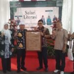 FOTO BERSAMA: Kepala Dispusipda Jawa Barat Kusmana Hartadji, Bunda Literasi Kabupaten Sumedang Susi Gantini, Kepala Dinas Arsip dan Perpustakaan Kabupaten Sumedang Hari Tri Santosa serah terima piagam literasi saat kegiatan Safari Literasi bertema Membangun Literasi Melalui Integritas dan Kolaborasi Pemerintah dan Pegiat Literasi yang digelar di Dinas Perpustakaan dan Kearsipan Daerah (Dispusipda) Kabupaten Sumedang, Kamis (25/6).
