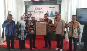 FOTO BERSAMA: Kepala Dispusipda Jawa Barat Kusmana Hartadji, Bunda Literasi Kabupaten Sumedang Susi Gantini, Kepala Dinas Arsip dan Perpustakaan Kabupaten Sumedang Hari Tri Santosa serah terima piagam literasi saat kegiatan Safari Literasi bertema Membangun Literasi Melalui Integritas dan Kolaborasi Pemerintah dan Pegiat Literasi yang digelar di Dinas Perpustakaan dan Kearsipan Daerah (Dispusipda) Kabupaten Sumedang, Kamis (25/6). FOTO BERSAMA: Kepala Dispusipda Jawa Barat Kusmana Hartadji, Bunda Literasi Kabupaten Sumedang Susi Gantini, Kepala Dinas Arsip dan Perpustakaan Kabupaten Sumedang Hari Tri Santosa serah terima piagam literasi saat kegiatan Safari Literasi bertema Membangun Literasi Melalui Integritas dan Kolaborasi Pemerintah dan Pegiat Literasi yang digelar di Dinas Perpustakaan dan Kearsipan Daerah (Dispusipda) Kabupaten Sumedang, Kamis (25/6).