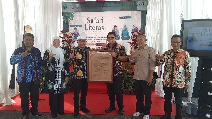 FOTO BERSAMA: Kepala Dispusipda Jawa Barat Kusmana Hartadji, Bunda Literasi Kabupaten Sumedang Susi Gantini, Kepala Dinas Arsip dan Perpustakaan Kabupaten Sumedang Hari Tri Santosa serah terima piagam literasi saat kegiatan Safari Literasi bertema Membangun Literasi Melalui Integritas dan Kolaborasi Pemerintah dan Pegiat Literasi yang digelar di Dinas Perpustakaan dan Kearsipan Daerah (Dispusipda) Kabupaten Sumedang, Kamis (25/6). FOTO BERSAMA: Kepala Dispusipda Jawa Barat Kusmana Hartadji, Bunda Literasi Kabupaten Sumedang Susi Gantini, Kepala Dinas Arsip dan Perpustakaan Kabupaten Sumedang Hari Tri Santosa serah terima piagam literasi saat kegiatan Safari Literasi bertema Membangun Literasi Melalui Integritas dan Kolaborasi Pemerintah dan Pegiat Literasi yang digelar di Dinas Perpustakaan dan Kearsipan Daerah (Dispusipda) Kabupaten Sumedang, Kamis (25/6).