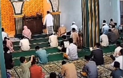 6-7 Muadzin Tangkapan layar video Muadzin meninggal di Pandeglang.