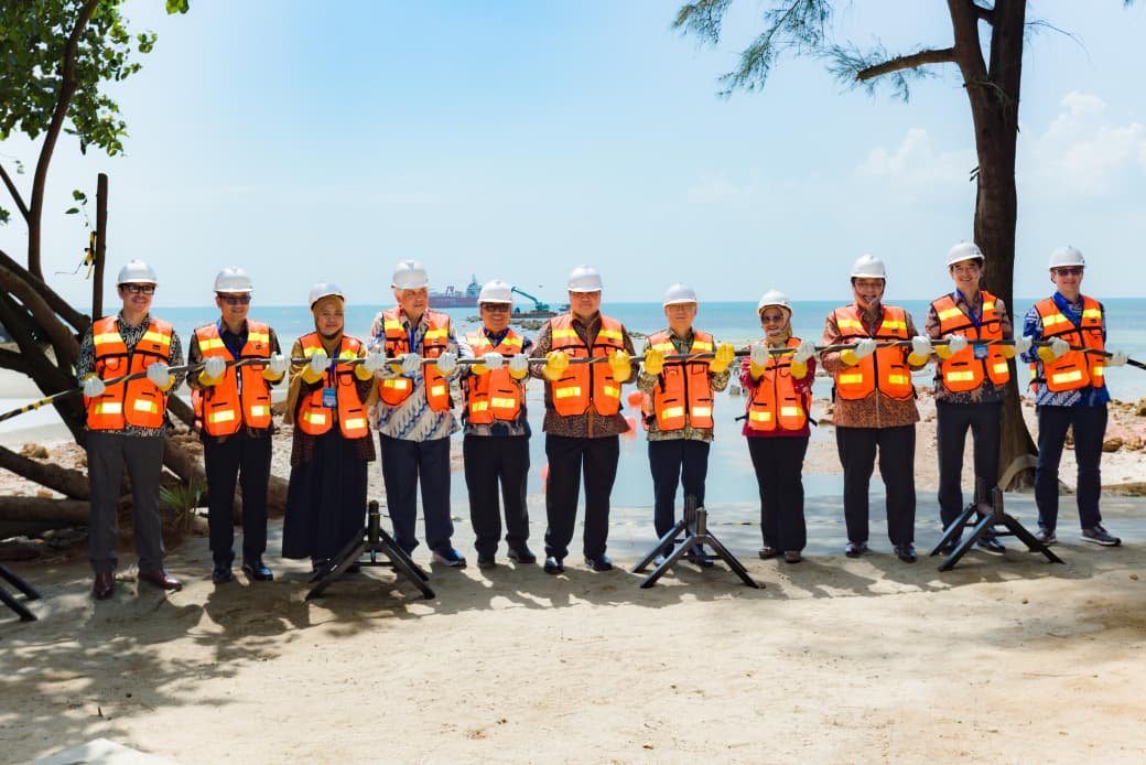 (Kiri ke kanan) Mike Wiluan (Chief Executive Officer Nongsa Digital Park), Setyanto Hantoro (Managing Director Business 2 Danantara Indonesia), Kartika Listriana (Direktur Jenderal Penataan Ruang Laut, Kementerian Kelautan dan Perikanan Republik Indonesia), Kris Wiluan (Chairman Citramas Group), Nyanyang Haris Pratamura (Wakil Gubernur Kepulauan Riau), Airlangga Hartarto (Menteri Koordinator Bidang Perekonomian Republik Indonesia), Gan Kim Yong (Wakil Perdana Menteri sekaligus Menteri Perdagangan dan Industri Singapura), Dian Siswarini (Direktur Utama Telkom Indonesia), Hotmangaraja Panjaitan (Duta Besar Republik Indonesia untuk Singapura), Andreas Sohmen-Pao (Chairman BW Group), dan Ludovic Hutier (Chief Executive Officer BW Digital) melakukan prosesi simbolis pendaratan kabel bawah laut Nongsa Changi Cable (NCC) di Batam, Senin (20/7). Kolaborasi strategis ini memperkuat koridor digital Indonesia–Singapura sekaligus mendorong pengembangan ekosistem digital regional melalui infrastruktur konektivitas berkapasitas tinggi.