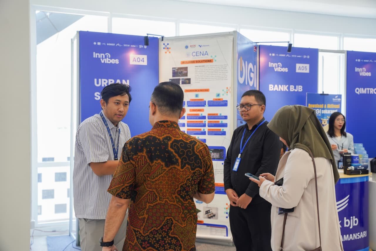 Suasana Industry Showcase InnoVibes 2026 di ITB Innovation Park, Bandung, Kamis (16/7). Melalui AIcosystem, Telkom memperkuat kolaborasi lintas sektor untuk mendorong pengembangan ekosistem AI nasional yang terintegrasi.