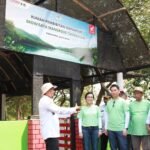 Kunjungan jajaran manajemen PT Astra Honda motor ke Rumah Pembibitan Mangrove di Kawasan Ekowisata Mangrove Tambaksari, Karawang (22/7).