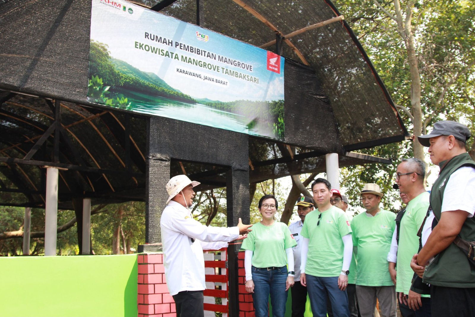 Kunjungan jajaran manajemen PT Astra Honda motor ke Rumah Pembibitan Mangrove di Kawasan Ekowisata Mangrove Tambaksari, Karawang (22/7). Kunjungan jajaran manajemen PT Astra Honda motor ke Rumah Pembibitan Mangrove di Kawasan Ekowisata Mangrove Tambaksari, Karawang (22/7).